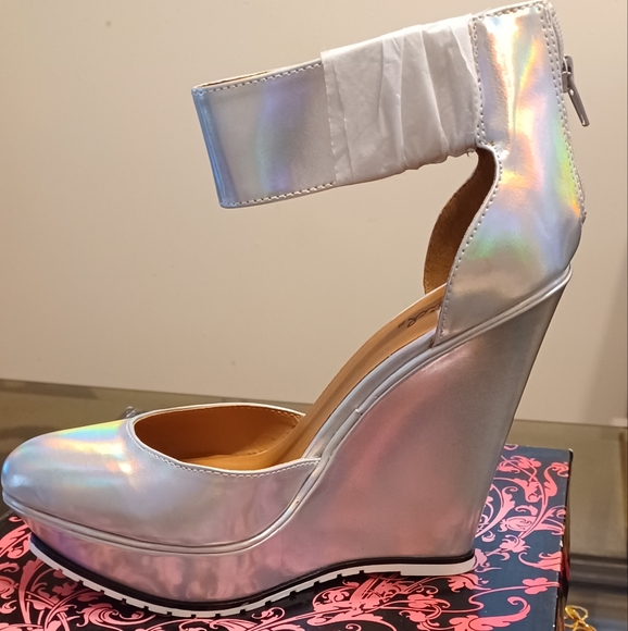 Quip Platform Shoes Color: Silver Hologram Sizes: 7.5 - Picture 2 of 4
